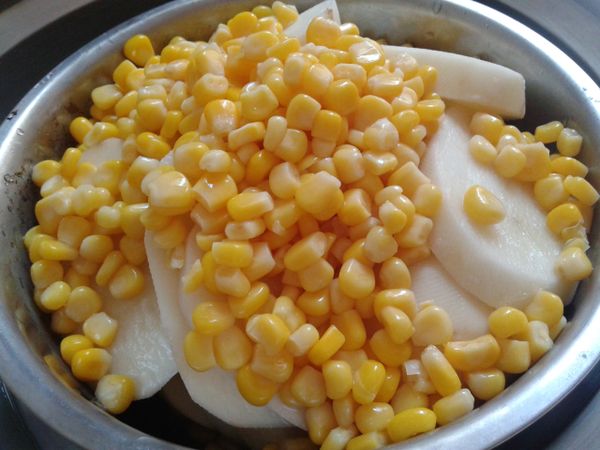 撿查無發芽後，馬鈴薯去皮，清洗，連同整罐玉米粒(倒掉罐頭湯)放入電鍋蒸煮。
