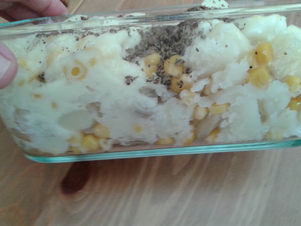 起鍋後，分裝入容器，若想快速方便，可舖上起司片後，直接放入微波爐(玻璃容器)微波2-3分鐘。
如果想用烤箱烤，請用錫箔模型容器呈裝(玻璃器皿不可放烤箱)，再烤熱約5分鐘，直至聞到香甜烤玉米跟起司的香氣。