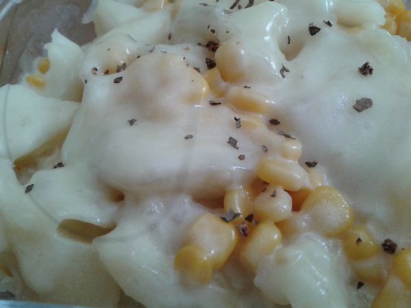 出爐後，一個人口味喜好放上黑胡椒或者羅勒葉，蒸煮過後的起司馬鈴薯出爐了!