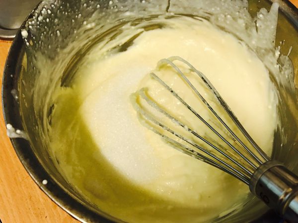 起司乳酪加入香草精、糖粉後攪拌均勻