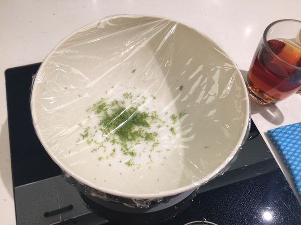 細紗糖和檸檬皮用手指搓揉混合成檸檬糖