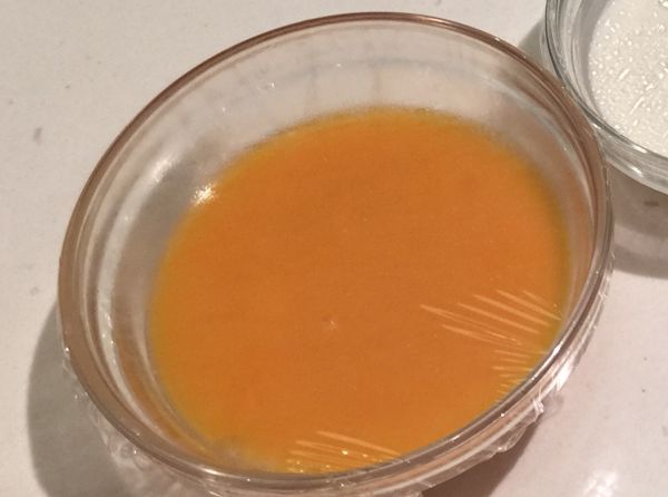 分3次將雞蛋加入檸檬糖中 用手動打蛋器將蛋糊打發

1.不用打太久 反而會造成蛋糕澎不起來
2.打到有點蛋黃有點泛白為止