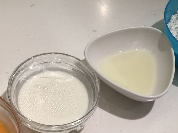 將蛋糊加入鮮奶油再加入檸檬汁