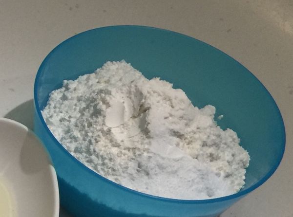 分3次加入過篩的低筋麵粉和泡打粉 攪拌至無顆粒狀