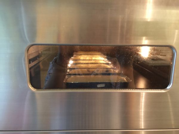 用奶油劃中間一條線 放入預熱20分鐘180度的烤箱烤15分鐘後 轉盤再烤15分鐘