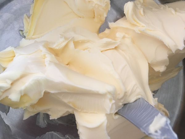 將奶油取出融化