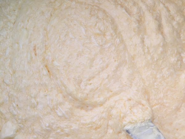 奶油加入蛋汁攪拌均勻