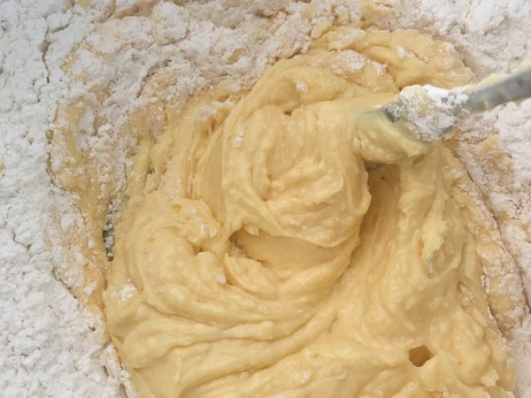 低筋麵粉過篩分批加入拌勻