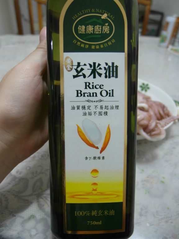 健康廚房黃金玄米油嚴選優良玄米，堅持低溫之壓榨製程，保留了營養成分~清爽不油膩，煎炒炸拌樣樣能。