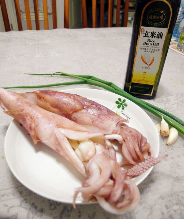 準備材料，透抽洗乾淨