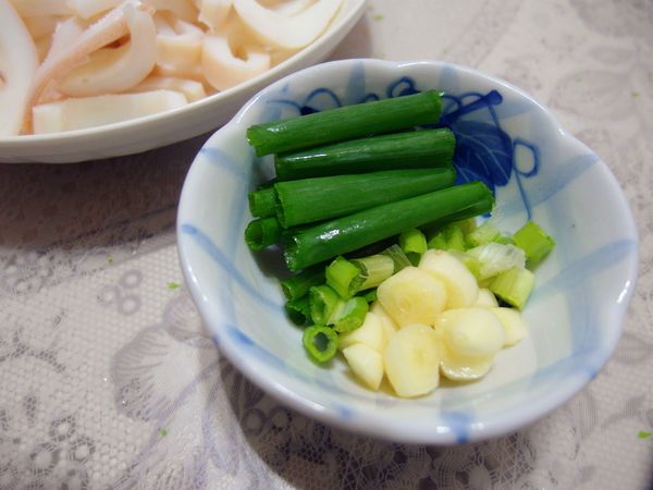 蒜切碎，蔥切段(其中一點我切成蔥花裝飾用)