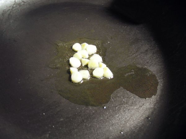 倒入黃金玄米油在鍋中預熱，到入蒜頭直到聞到蒜香