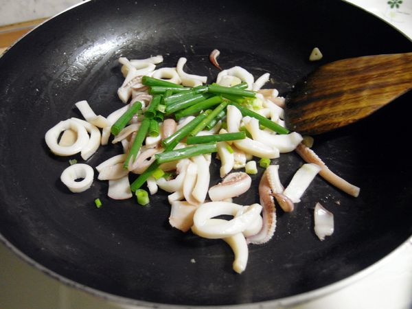 倒入蔥段拌勻，加點鹽巴