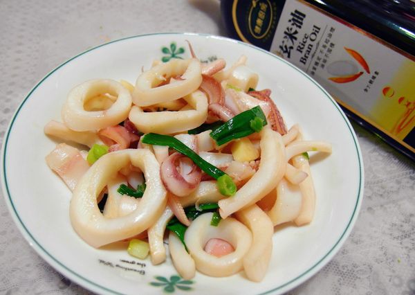 盛盤即可
平常吃透抽都是燙熟後直接沾醬食用，這次因為有健康的黃金玄米油，所以多一道手續做變化，經過油拌過後的透抽吃起來有香濃的蒜香，而無油耗味，透抽吃起來清爽香Q