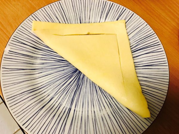 把酥皮對折，在轉角畫一條線