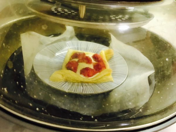 中間放在攪拌好的起司乳酪跟草莓，放到烤箱烤150度，20分鐘