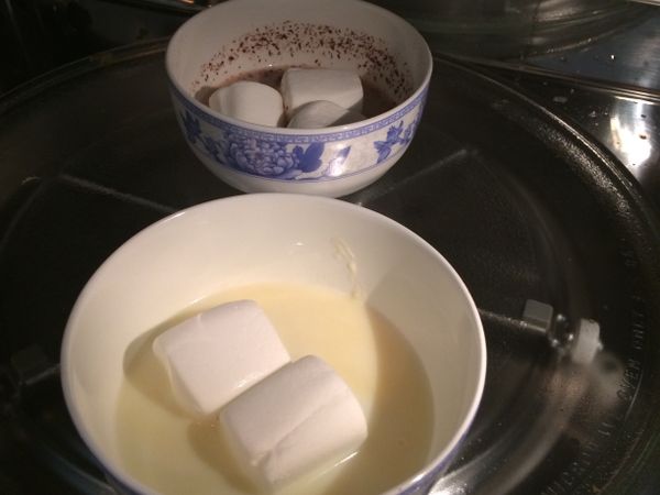 放入棉花糖微波或是隔水加熱融化