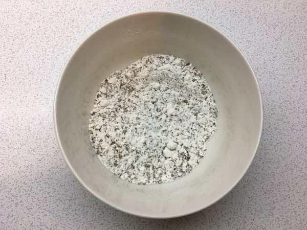 取適量麵粉和適量香料拌勻備用