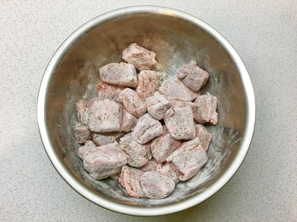 將切好牛肉放入香料麵粉中拌勻備用