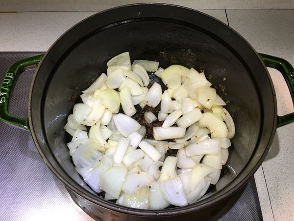原鍋續炒洋蔥至變透明白後