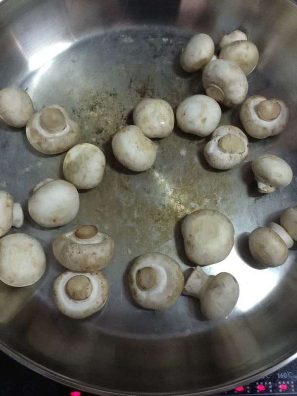 洋菇入鍋乾煸