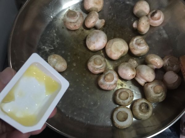 煸至香氣出來後，下一小盒奶油，至奶油香氣出現