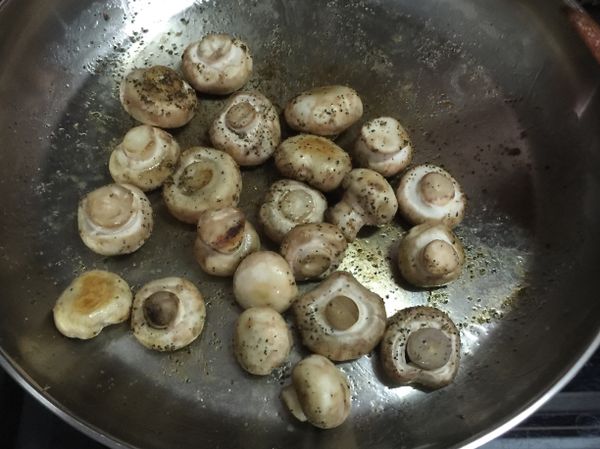 灑入預備好的含塩黑胡椒粒，翻炒至均勻，即可盛盤上菜