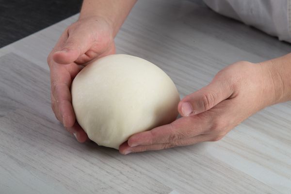 在室溫下進行基本發酵，時間約15-20分鐘。可以在麵糰表面 (蓋上濕布或是保-鮮膜防止表面乾皮喔：)