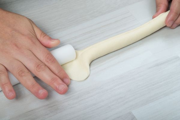 將麵糰的一端上下來回擀成寬度約4cm薄。