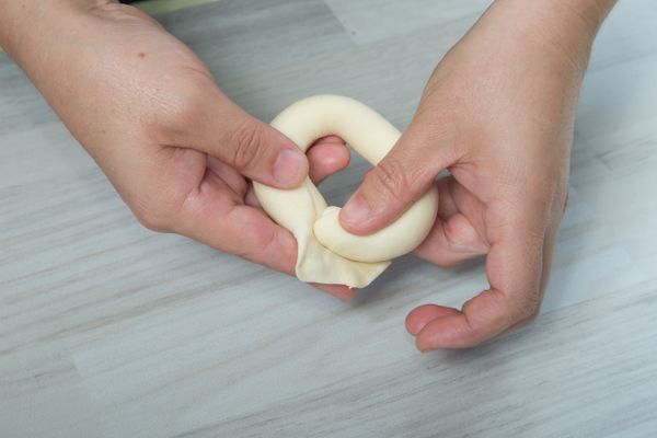 將麵糰二端接合在一起(擀薄的麵糰將另一端包起捏合)