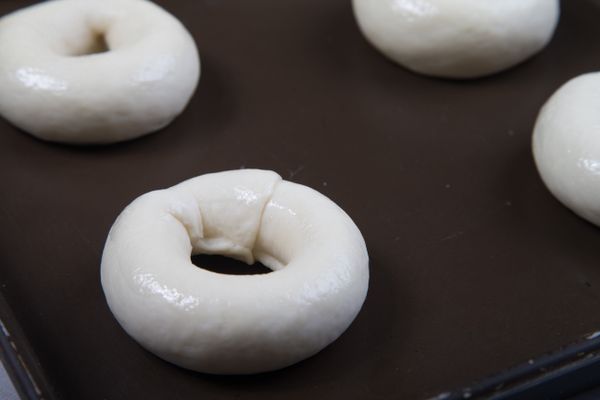 在溫度約35℃環境麵糰進行最後發酵(發至兩倍大即可)