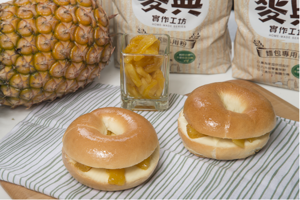 貝果側切後抹上乳酪餡，再鋪上自製蜜鳳梨丁。