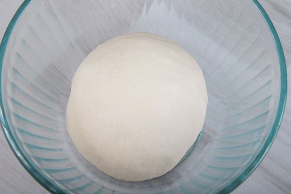 除奶油外其他材料揉至麵糰光滑，最後加入室溫軟化的奶油，揉至麵糰拉開會產生薄膜(可參考使用麥典333優雅揉https://icook.tw/recipes/168240)。