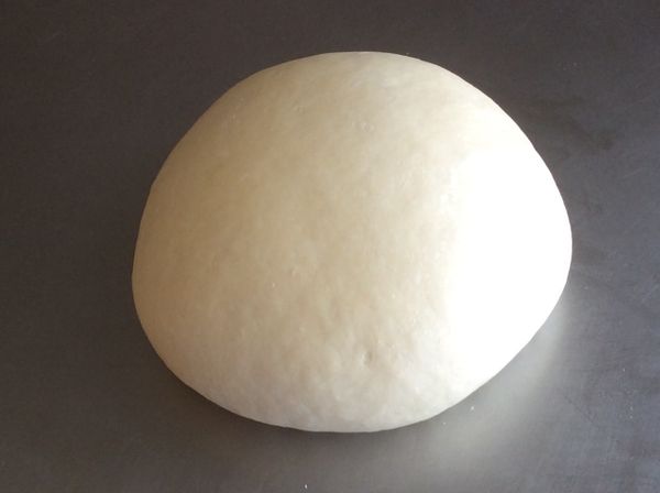 除了奶油外的食材全放入攪拌缸中打成團，成團後再加入奶油，打至奶油溶入麵團中，取出麵團在桌上甩打搓揉至可拉出薄膜。放入抹油的容器中，蓋上保鮮膜，發酵至兩倍大。