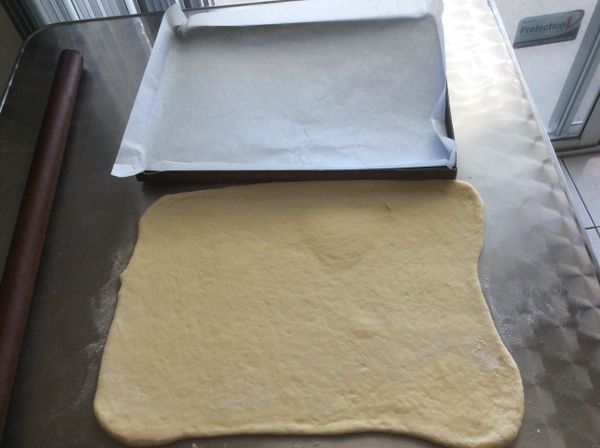 發酵完成後壓出空氣，擀成與烤盤同大小的長方片，烤盤要先舖烘焙紙。