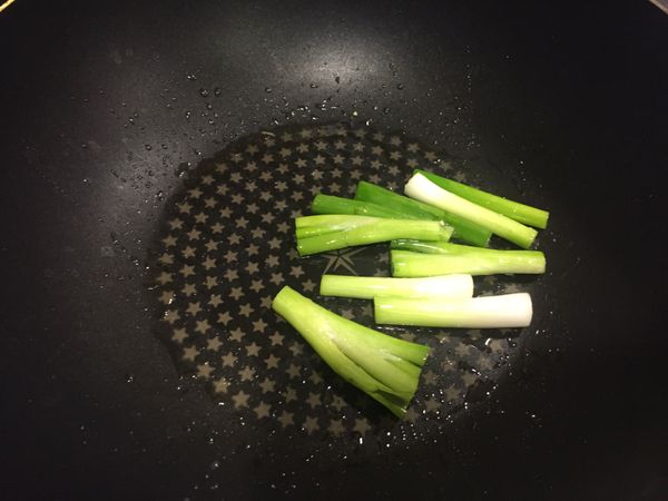 熱鍋一點油，蔥白先下鍋爆香