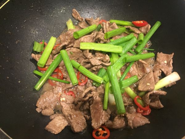 加入蔥綠和辣椒，炒至九分熟即可起鍋