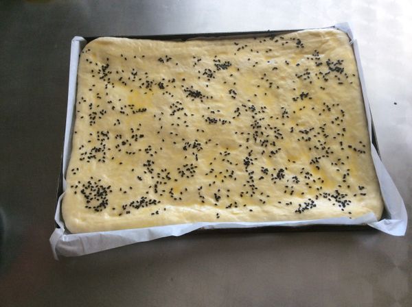 再次發酵完成後，表面刷全蛋液，撒適量的芝麻，黑、白各隨己意，方便就好。350°F烤約15分鐘。