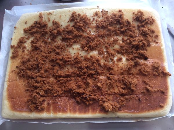 稍微放涼些，將麵包片翻面，抹一些美乃滋，並撒肉鬆，在靠近自己的一邊，劃二道刀痕，不要劃到底，以方便捲起。