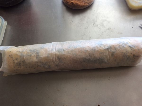 將麵包片捲成卷，用烘焙紙包住定型。