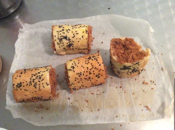 完全涼透後切適當大小，可先切掉兩端不平整的。在切口的兩端再抺些美乃滋，並沾上肉鬆。