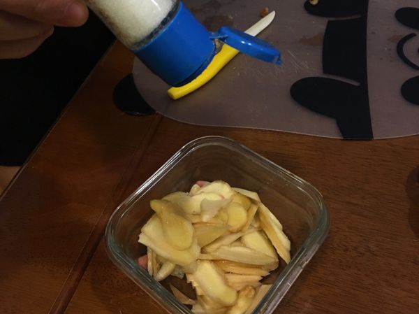 將鹽灑入容器中並放入冰箱靜置半小時。