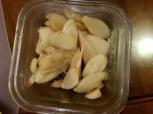 半小時過後，將冰箱內的容器取出並將容器內的水倒掉，加入少許2號砂糖和白醋攪拌均勻後靜至於冰箱一晚。