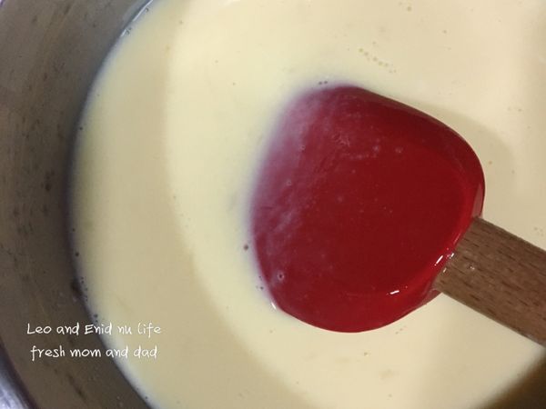 等牛奶放涼後，加入打散的蛋液中。小叮嚀，沒放涼會變蛋花湯喔😜