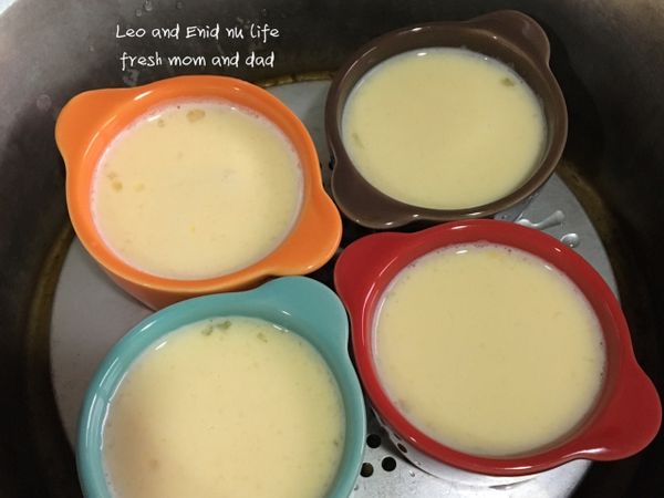 放入電鍋中，外鍋0.7杯水開始蒸，可在鍋蓋處放筷子留小孔，防止布丁表面有洞洞