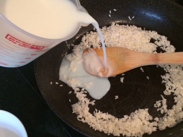 香氣出來之後牛奶就可以到進去了, 牛奶到進去的時候沿著邊緣倒滾了就轉小火