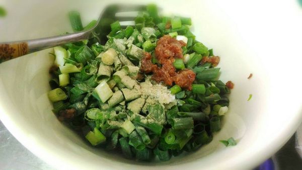 將蔥花、鹽、白胡椒、油蔥攪拌均勻