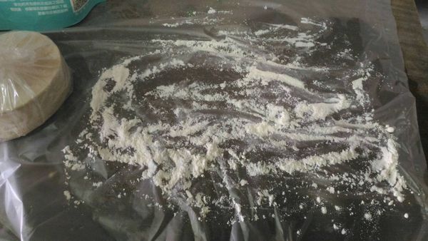 麵粉少許平舖（防沾黏用的）
將攪拌好的料用兩枚水餃皮包住
然後壓平
我是用筷子當擀麵棍
**從邊邊先壓的話，料比較不會跑出來
**盡量不要把空氣包進去，料會被壓出來