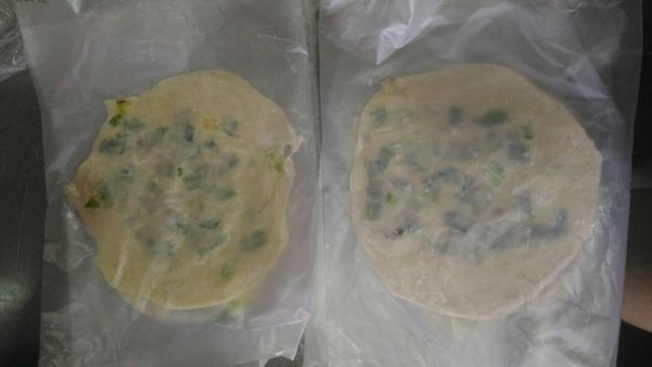 一次做很多的話
可以用塑膠袋或保鮮膜當作隔層，放在冷凍保存