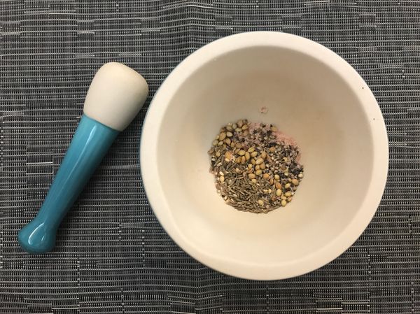 香料倒入搗缽中